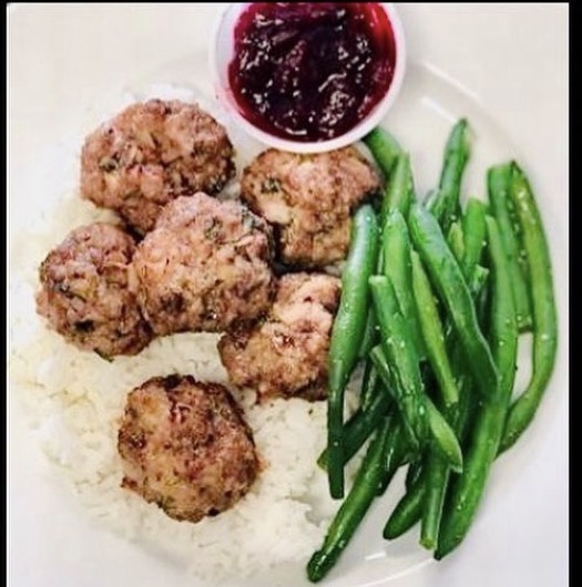 Meatballs with green beans and cranberry